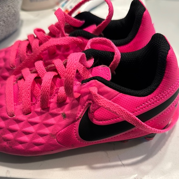 Vibrant Pink Low-Top Sneakers with Textured Design - Picture 1 of 4